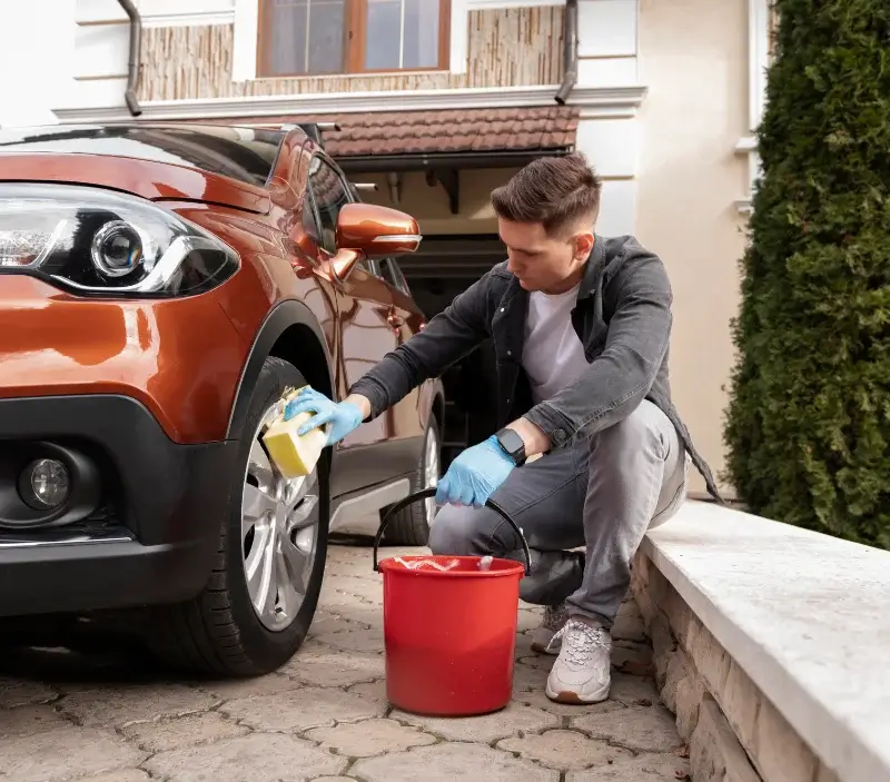 Lavage auto à domicile Valcourt : professionnel intervenant sur un véhicule